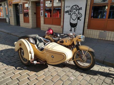 Sommerbiking mit altem Motorrad
