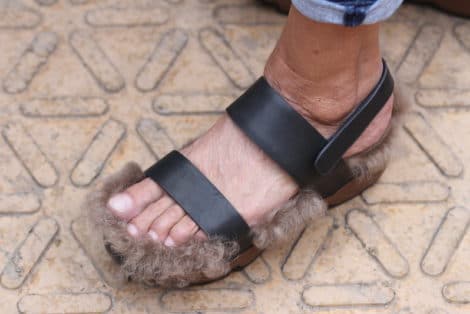 Schöne Schuhe: Sandale mit Felleinlage