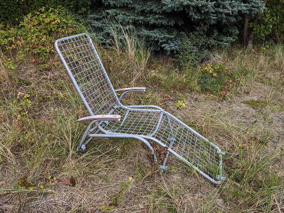 Entschleunigung im Grünen mit einem Liegestuhl ohne Polster